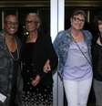 Sandra de Sá levou a namorada, Simone Floresta, a mãe, dona Jurema, e a sogra para o show de Roberto Carlos, na noite desta quarta-feira, 8 de novembro de 2017  Foto: AGNews / PurePeople