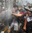 Polícia joga jatos de água em manifestantes  Foto: Reuters