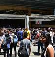 Estudantes em frente a universidade em São Paulo na chegada para o Enem  Foto: Ronaldo Silva/Futura Press