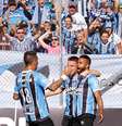 Fernandinho (D), jogador do Grêmio, comemora seu gol com os companheiros de equipe durante partida contra o Vitória, válida pela 34ª rodada do Campeonato Brasileiro 2017.  Foto: Everton Silveira/Photo Premium/Gazeta Press