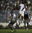 Breno do Vasco disputa lance com jogador Leonardo Silva do Atlético-MG durante partida no estadio São Januário pelo Campeonato Brasileiro  Foto: Luciano Belford/ Agif/Gazeta Press