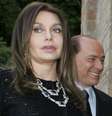 Imagem de arquivo de 4 de junho de 2004 do então primeiro-ministro da Itália, Silvio Berlusconi, e Veronica Lario.  Foto: Alessandro Bianchi/Arquivo / Reuters