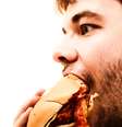 Homem comendo hamburguer  Foto: BBC News Brasil