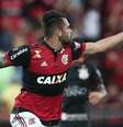 Logo após desentendimento na defesa, o atacante Felipe Vizeu, do Flamengo, marcou um gol e mostrou o dedo médio para seu companheiro Rodolpho durante a comemoração.  Foto: André Mourão/FotoFC / Gazeta Press