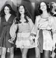 Susan Atkins, Patricia Krenwinkel e Lesli Van Houten de mãos dadas durante os julgamentos pelos assassinatos de agosto de 1969  Foto: BBC News Brasil