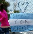 Mulher caminha diante de bandeira argentina em base naval em Mar del Plata
 21/11/2017     REUTERS/Marcos Brindicci  Foto: Reuters