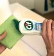 Aplique CIF Cremoso em uma esponja e passe na superfície do sofá de couro sintético ou plástico  Foto: Divulgação