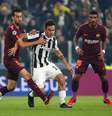 Dybala tenta lance cercado por Sergio Busquets e Paulinho
 22/11/2017     REUTERS/Alessandro Bianchi  Foto: Reuters