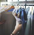 Araras ajudam a manter as roupas mais organizadas, sem amassar, e ainda deixam o ambiente estiloso  Foto: Shutterstock
