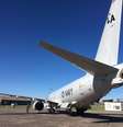 Avião P-8A Poseidon da Marinha dos Estados Unidos é visto antes de decolar para participar da busca do submarino desaparecido ARA San Juan, em Bahia Blanca, na Argentina  22/11/2017 REUTERS/Magali Cervantes  Foto: Reuters