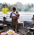 Indígenas waraos preparam comida em abrigo de Pacaraima
 15/11/2017      REUTERS/Nacho Doce    Foto: Reuters