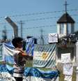 Em base naval de Mar del Plata, parentes e moradores estão deixando mensagens e símbolos de esperança e apoio pelos desaparecidos  Foto: Reuters / BBC News Brasil