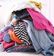 Tente sempre guardar as roupas e não deixar que acumulem em algum canto da sua casa  Foto: Shutterstock