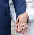 Príncipe Harry e Meghan Markle exibiram aliança ao fazer a primeira foto oficial de noivado nesta segunda-feira, 27 de novembro de 2017  Foto: Getty Images / PurePeople