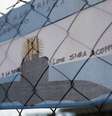 Bandeira argentina com mensagens para os 44 tripulantes do submarino desaparecido  Foto: DW / Deutsche Welle
