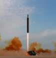 Lançamento de míssil Hwasong-12 pela Coreia do Norte em foto divulgada pela KCNA 16/09/2017 KCNA via REUTERS  Foto: Reuters