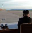 Líder norte-coreano, Kim Jong Un, assiste lançamento de míssil Hwasong-12 em foto divulgada pela agência de notícias oficial da Coreia do Norte, KCNA 16/09/2017 KCNA via REUTERS  Foto: Reuters