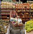 Consumidora faz compras em mercado em São Paulo
11/01/2017 REUTERS/Paulo Whitaker  Foto: Reuters