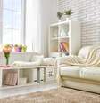 A sala é o cômodo que você reúne família e amigos, por isso, mantê-la em ordem traz mais conforto  Foto: Shutterstock