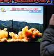 Homem observa reportagem sobre teste de míssil da Coreia do Norte, em Tóquio, no Japão 29/11/2017 REUTERS/Toru Hanai  Foto: Reuters