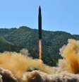 Testes de mísseis na Coreia do Norte, como esse lançamento fotografado em julho, têm se repetido este ano e preocupado a comunidade internacional  Foto: Reuters / BBC News Brasil
