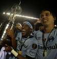 Cortez segura a taça da Libertadores  Foto: Reuters
