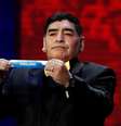 Maradona sorteou o destino da Inglaterra na Copa  Foto: Reuters