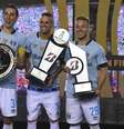 Geromel, Luan e Arthur recebem os troféus de campeão da Libertadores, melhor jogador do torneio e melhor jogador da final, respectivamente. Os dois últimos disputam o prêmio Rei das Américas com Guerrero  Foto: Getty Images 