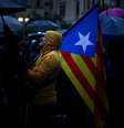 Manifestante segura bandeira separatista da Catalunha durante protesto em Barcelona, Espanha 19/10/2017 REUTERS/Ivan Alvarado  Foto: Reuters