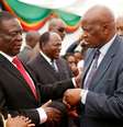 Presidente do Zimbábue, Emmerson Mnangagwa, parabeniza seu ministro das Finanças, Patrick Chinamasa, após dar posse a gabinete de ministros em Harare 04/12/2017 REUTERS/Philimon Bulawayo  Foto: Reuters