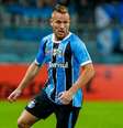 Campeão da Libertadores com o Grêmio, o volante Arthur foi fotografado com a diretoria do Barcelona, inclusive vestindo a camisa do clube espanhol. Porém, o jogador afirmou que, por enquanto, não tem nada certo.  Foto: Lucas Uebel/Grêmio/Divulgação / LANCE!
