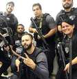 Rio de Janeiro – Policiais fazem selfie logo após a prisão do traficante Rogério 157   Foto: Agência Brasil