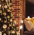 A árvore de Natal, se colocada no centro da sala, recebe a circulação de todas as energias do ambiente  Foto: iStock