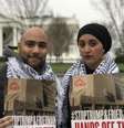 Os ativistas Kareem El-Hosseiny, da Americanos Muçulmanos pela Palestina, e Jinan Shbat, do Conselho sobre Relações Américo, protestam em frente à Casa Branca contra anúncio de Trump sobre a Palestina   Foto: Agência Brasil