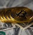 Ilustração da moeda  virtual Bitcoin sobre notas de dólar
6/11/2017 REUTERS/Dado Ruvic/Illustration  Foto: Reuters