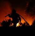 Bombeiro trabalha para apagar incêndio florestal na Califórnia, Estados Unidos 07/12/2017  REUTERS/Mike Blake  Foto: Reuters