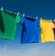 Lavar as roupas por cor e modelo pode ajudar muito na hora de preservar as peças  Foto: Shutterstock