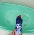 Aplique VIM Cloro Gel na superfície da banheira  Foto: Divulgação