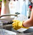 O ideal é que você limpe a cozinha logo após a refeição para impedir que a gordura seque na superfície  Foto: Shutterstock