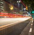 <p><strong>CARAVANA ILUMINADA</strong></p><p>Os tradicionais <strong>ônibus iluminados</strong> começaram a circular pela cidade no dia 9 de dezembro e levam às ruas de São Paulo a magia do Natal. Trata-se de ônibus especiais que fazem um trajeto delimitado e possuem entrada gratuita. Com os motoristas vestidos de Papai Noel, os participantes podem entrar no veículo tematizado para dar um passeio gratuito pela cidade. </p>

<p>As próximas edições acontecem nos dias 16 de dezembro (sábado) e 23 de dezembro (sábado). A frota sai do Pacaembu e passa pela Avenida Dr. Arnaldo e Avenida Paulista. Quem quiser participar, basta ir em um desses pontos entre às 18h e 19h. </p>

<p data-track-category="Link no Texto" data-track-links="">Durante a semana, os ônibus circulam com decorações natalinas nas suas linhas regulares, com pagamento normal da tarifa. Os veículos ficarão decorados até o dia 6 de janeiro de 2018.</p>  Foto: Shutterstock / Guia da Semana