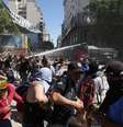 Ato contra reforma da previdência da Argentina deixa 160 feridos  Foto: EPA / Ansa - Brasil