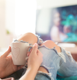 Além de ser um espaço de conforto, o quartinho de TV ainda pode se transformar em um ótimo quarto de hóspedes  Foto: Shutterstock