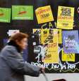 Mulher passa por cartazes de campanha eleitoral em Barcelona, Espanha 20/12/2017 REUTERS/Eric Gaillard  Foto: Reuters