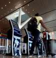 Pessoas fazem check-in em guichês da Azul no Aeroporto de Viracopos, em Campinas  Foto: Paulo Whitaker / Reuters