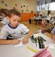 Professores de escolas públicas ganham, em média, 74,8% do que ganham profissionais assalariados de outras áreas  Foto: Agência Brasil