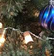 Árvore de natal decorada com cápsulas de balas em loja de armas nos EUA  Foto: BBC News Brasil