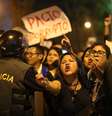 Manifestantes protestam depois que o presidente do Peru, Pedro Pablo Kuczynski, concedeu indulto ao ex-presidente Alberto Fujimori em Lima, no Peru 25/12/2017 REUTERS/Guadalupe Pardo  Foto: Reuters