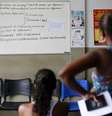 Mulher desempregada observa quadro com oportunidades de emprego em Itaboraí, Rio de Janeiro 31/03/2015 REUTERS/Ricardo Moraes  Foto: Reuters