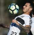 Zeca - Lateral pediu a rescisão contratual com o Santos alegando a falta de pagamento do FGTS e insegurança no trabalho. Desta forma, alguns clubes monitoram a situação do jogador.  Foto: Ivan Storti/Santos / LANCE!