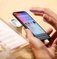Cliente testa iPhone X em loja em Manama, Bahrein
3/11/2017 REUTERS/Hamad I Mohammed  Foto: Reuters
